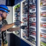 Retrofit é o processo de modernização de sistemas elétricos antigos, substituindo componentes defasados por tecnologias atuais, sem a necessidade de substituir toda a infraestrutura. Trata-se de uma alternativa mais econômica e rápida em relação a uma nova instalação.