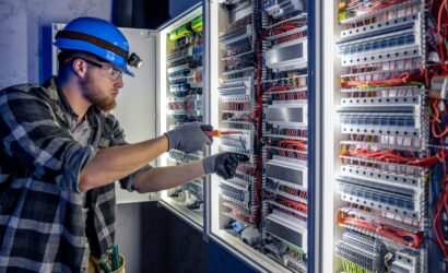 Retrofit é o processo de modernização de sistemas elétricos antigos, substituindo componentes defasados por tecnologias atuais, sem a necessidade de substituir toda a infraestrutura. Trata-se de uma alternativa mais econômica e rápida em relação a uma nova instalação.