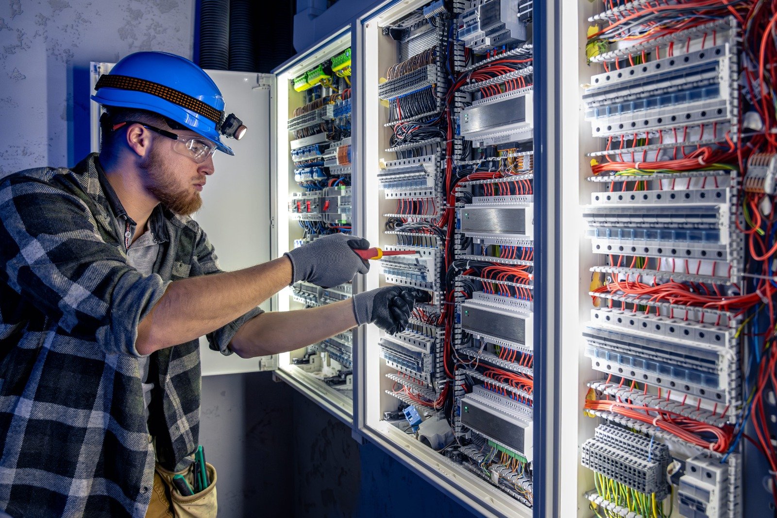 Retrofit é o processo de modernização de sistemas elétricos antigos, substituindo componentes defasados por tecnologias atuais, sem a necessidade de substituir toda a infraestrutura. Trata-se de uma alternativa mais econômica e rápida em relação a uma nova instalação.