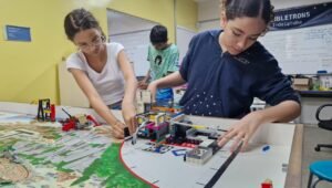 Jovens da equipe Bubbletrons, de escola pública de Indaiatuba (SP), apresentados como talentos em robótica apoiados pela Siriom Automation
