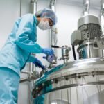 A indústria química opera em um dos ambientes mais desafiadores da automação industrial. Processos contínuos, reações sensíveis, controle rigoroso de variáveis e exigências elevadas de segurança tornam a automação um fator essencial para garantir produtividade, qualidade e confiabilidade operacional. Mais do que modernização, a automação de processos químicos é uma ferramenta estratégica para reduzir riscos, aumentar a previsibilidade e assegurar a estabilidade de sistemas complexos.