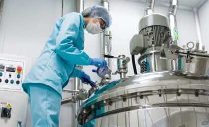 A indústria química opera em um dos ambientes mais desafiadores da automação industrial. Processos contínuos, reações sensíveis, controle rigoroso de variáveis e exigências elevadas de segurança tornam a automação um fator essencial para garantir produtividade, qualidade e confiabilidade operacional. Mais do que modernização, a automação de processos químicos é uma ferramenta estratégica para reduzir riscos, aumentar a previsibilidade e assegurar a estabilidade de sistemas complexos.